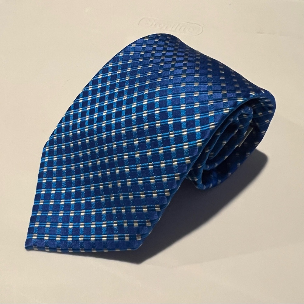 Van Heusen Blue and White Patterned 100% Silk Tie